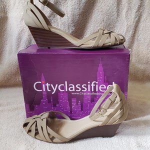 City Classisfied Tan sandals - size 11M